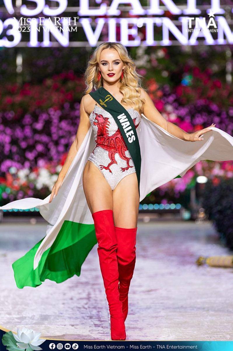 Potret Kostum Nasional Wakil dari Kawasan Eropa di Miss Earth 2023 (Facebook.com/Miss Earth)