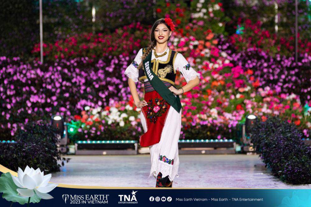 Potret Kostum Nasional Wakil dari Kawasan Eropa di Miss Earth 2023 (Facebook.com/Miss Earth)