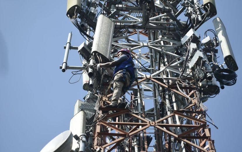 Teknisi mengecek jaringan perangkat Base Transceiver Station/BTS milik XL Axiata (Dok. Tim Humas XL Axiata)