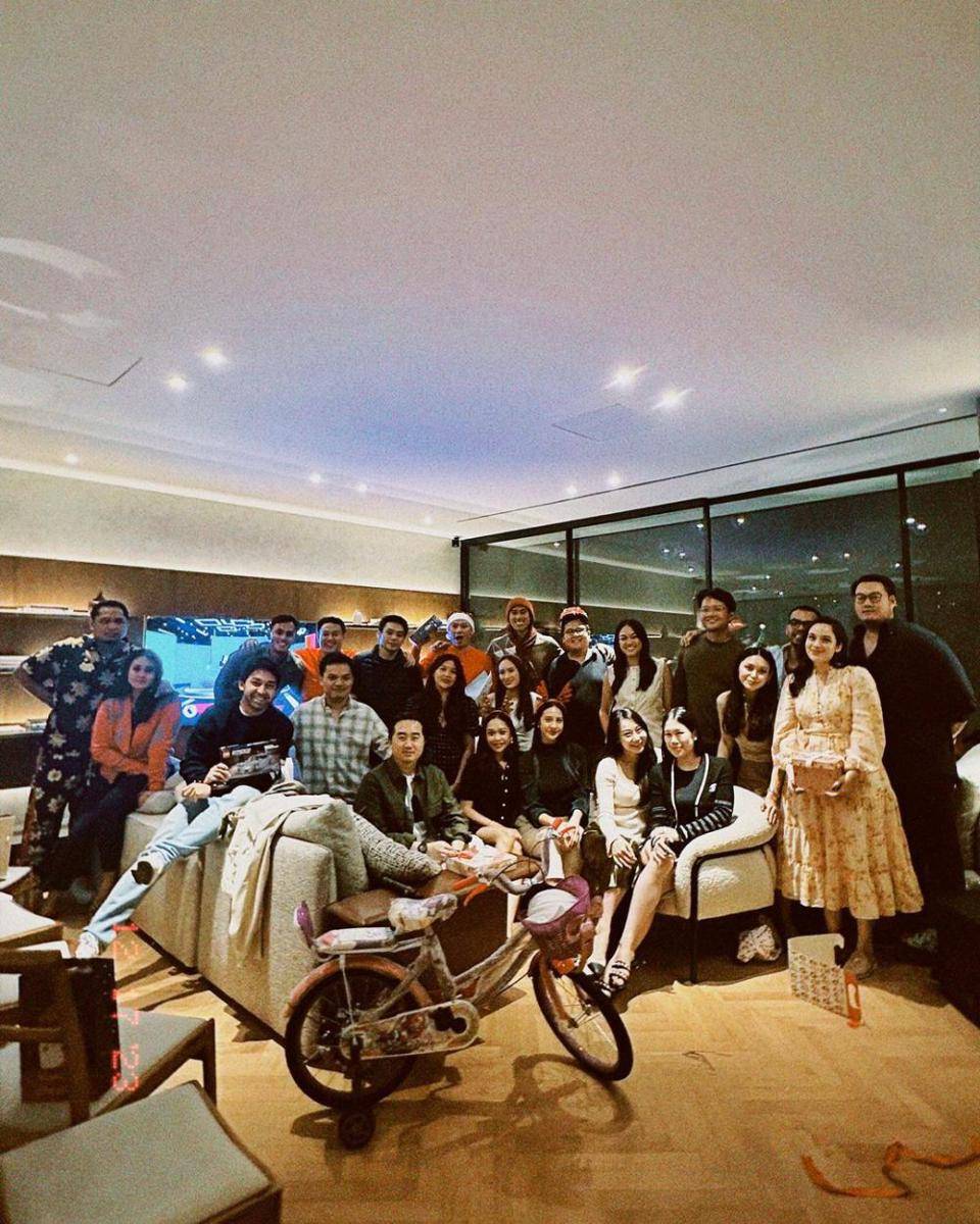 potret Gading Marten christmas dinner bareng sahabat (instagram.com/gadiiing)