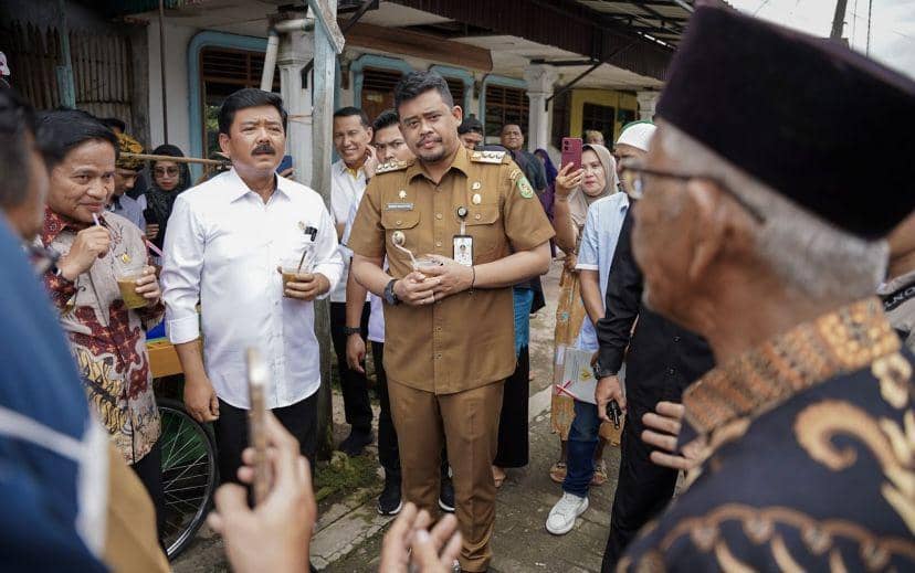 Menteri ATR/BPN Hadi Tjahjanto bersama Walikota Medan Bobby Nasution membagikan sertifikat tanah ke masyarakat Kota Medan (Dok. Diskominfo Medan)