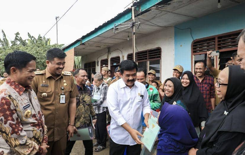 Menteri ATR/BPN Hadi Tjahjanto bersama Walikota Medan Bobby Nasution membagikan sertifikat tanah ke masyarakat Kota Medan (Dok. Diskominfo Medan)
