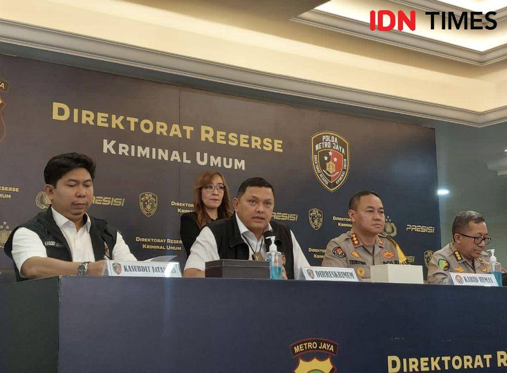 Direktorat Kriminal Umum Polda Metro Jaya mengungkap kasus dugaan pembunuhan petugas imigrasi berinisial TFF oleh tersangja seorang warga negara asing (WNA), Dal Joong Kim di Apartement Metro Garden, Ciledug, Kota Tangerang (IDN Times/Irfan Fathurohman)