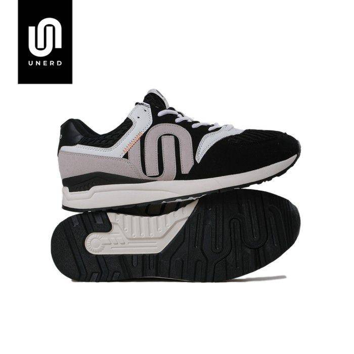 ilustrasi sneakers (tokopedia.com)