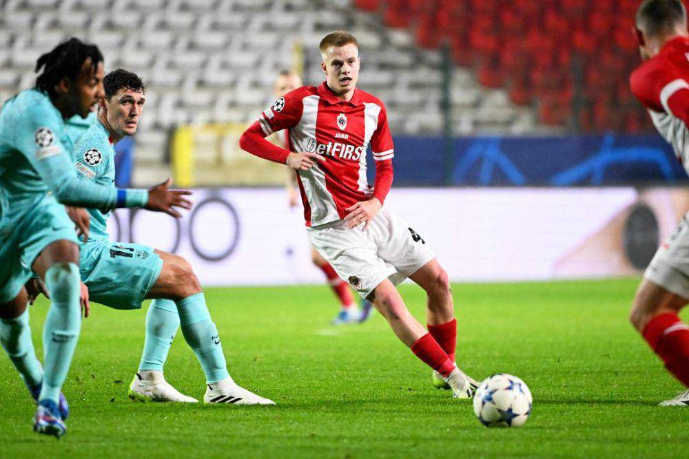 Arthur Vermeeren (tengah) tampil apik pada laga Royal Antwerp vs FC Barcelona matchday ke-6 Liga Champions 2023/2024. (royalantwerpfc.be)