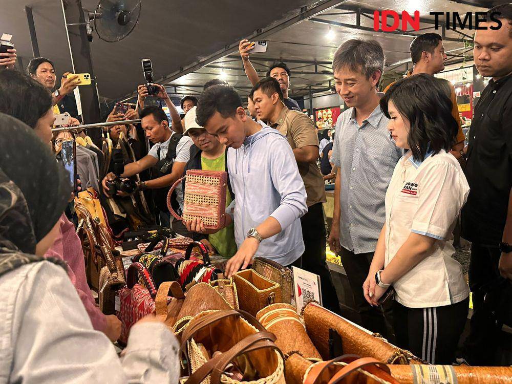 Gibran borong tas, produk UMKM Pontianak. (IDN Times/Teri).