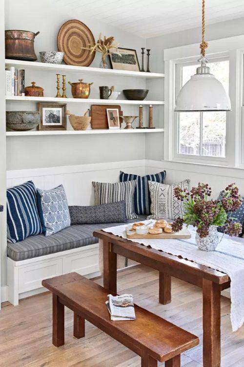 Breakfast nook dengan ekstra storage (bhg.com)