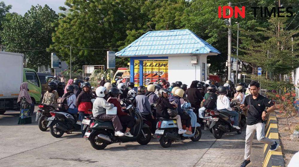 Ilustrasi penumpang kapal penyeberangan. (IDN Times/Muhammad Nasir)