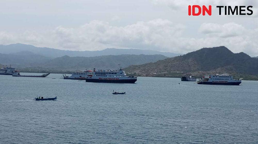 Ilustrasi kapal penyeberangan. (IDN Times/Muhammad Nasir)