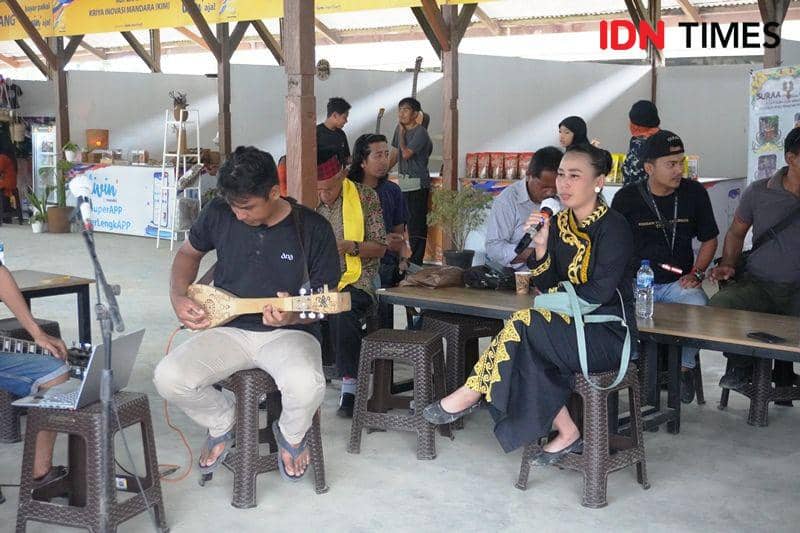 Dahlia Yati saat menampilkan kesenian masyarakat lokal (IDN Times/Ervan)