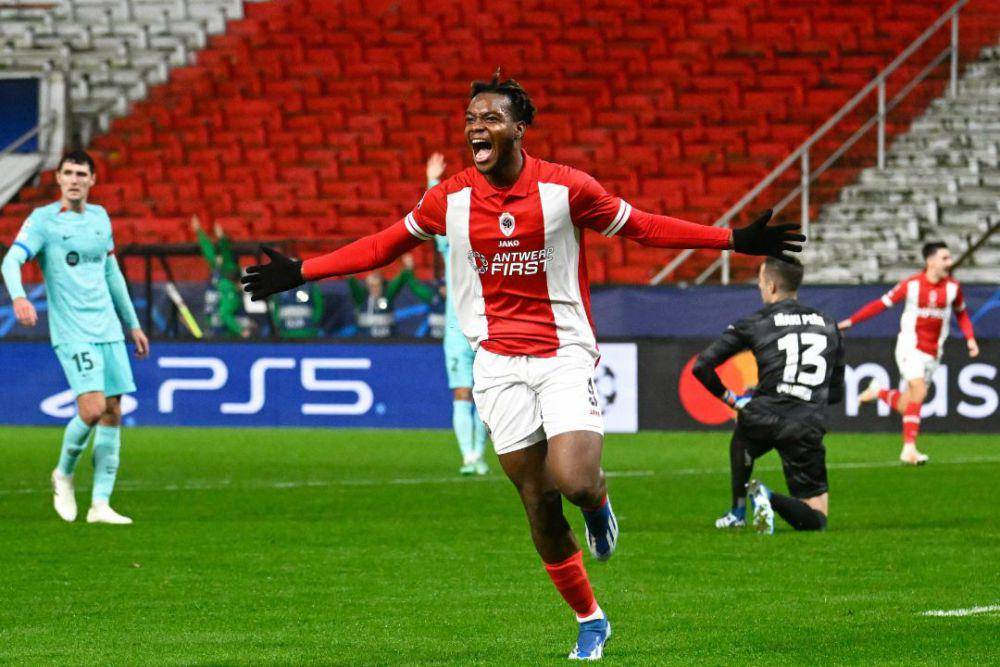 George Ilenikhena cetak gol kemenangan 3-2 Royal Antwerp atas Barcelona pada matchday ke-6 Liga Champions 2023/2024, Kamis (14/12/2023) dini hari WIB. (royalantwerpfc.be)