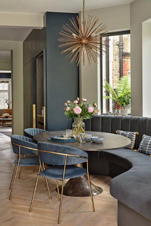Breakfast nook gaya mewah dan modern (homesandgardens.com)