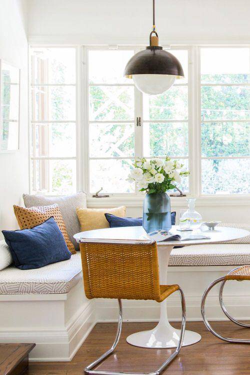 Pencahayaan alami pada breakfast nook (housebeautiful.com)