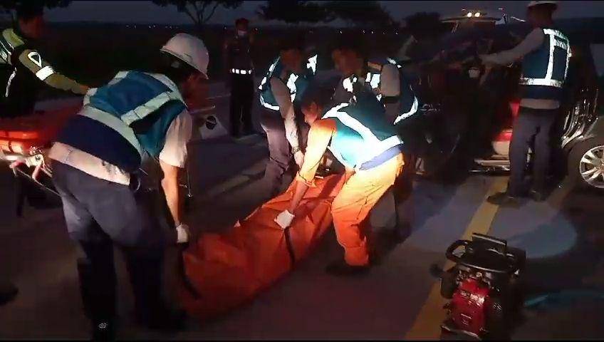 Ertiga tabrak bokong tronton parkir di KM 577 Ngawi,, dua orang tewas di lokasi kejadian/ IDN Times/ Istimewa