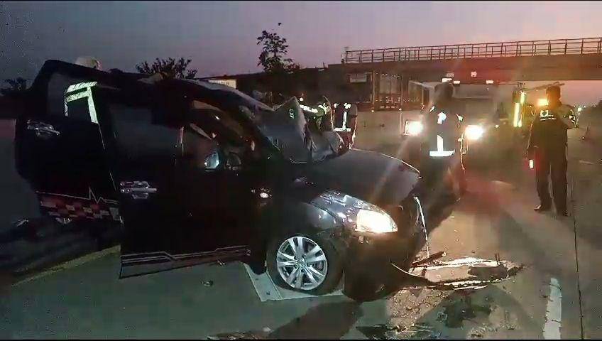 Ertiga tabrak bokong tronton parkir di KM 577 Ngawi,, dua orang tewas di lokasi kejadian/ IDN Times/ Istimewa