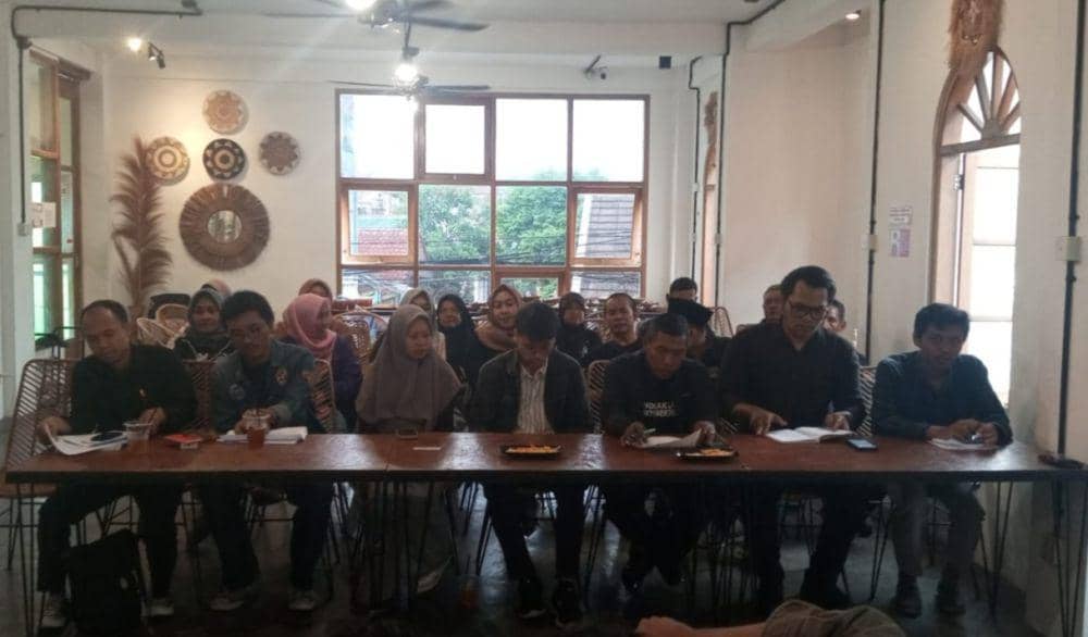 Koalisi masyarakat sipil dan Keluarga Korban Kanjuruhan saat melakukan rilis. (Dok. KMS)