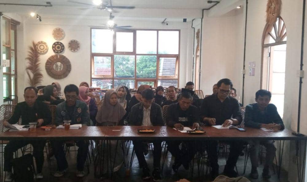 Koalisi masyarakat sipil dan Keluarga Korban Kanjuruhan saat melakukan rilis. (Dok. KMS)