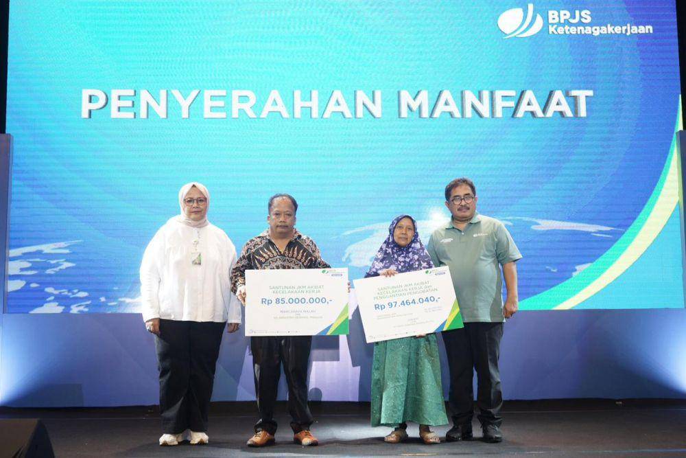 Penyerahan manfaat program BPJAMSOSTEK dalam kegiatan bertajuk "Sehari Bersama Pekerja Migran Indonesia (PMI)". (Dok. BPJAMSOSTEK)