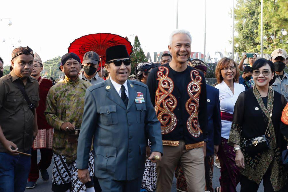 Kala Ganjar Ikut Kirab Nitilaku UGM Bareng 'Sukarno'