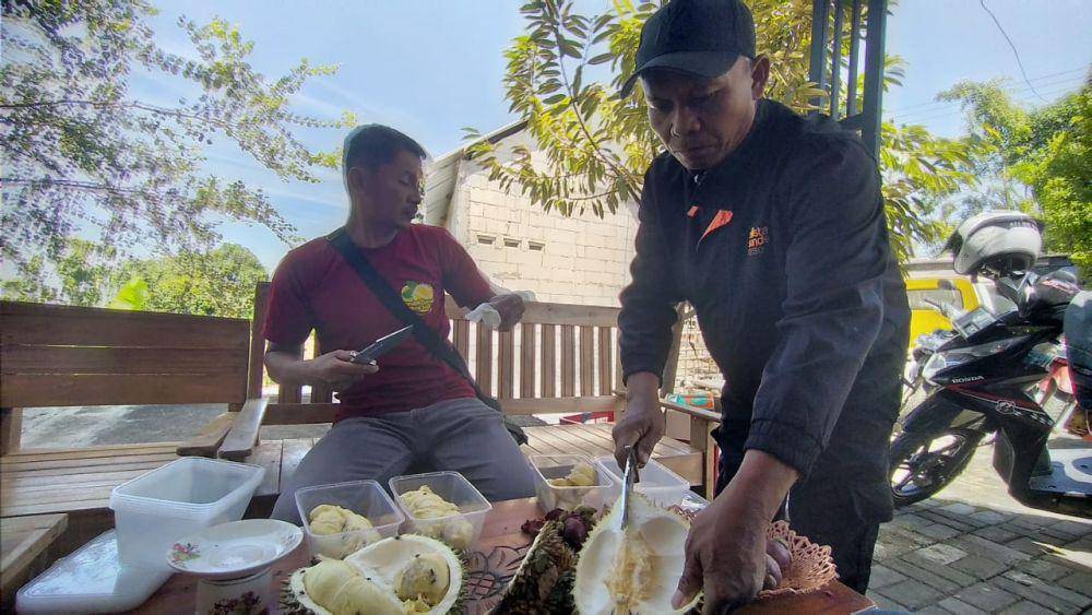 Ciri khas durian Kawuk, warna daging kuning keemasan, lembut creamy rasanya manis dan ada pahit pahitnya. IDN Times/ Riyanto