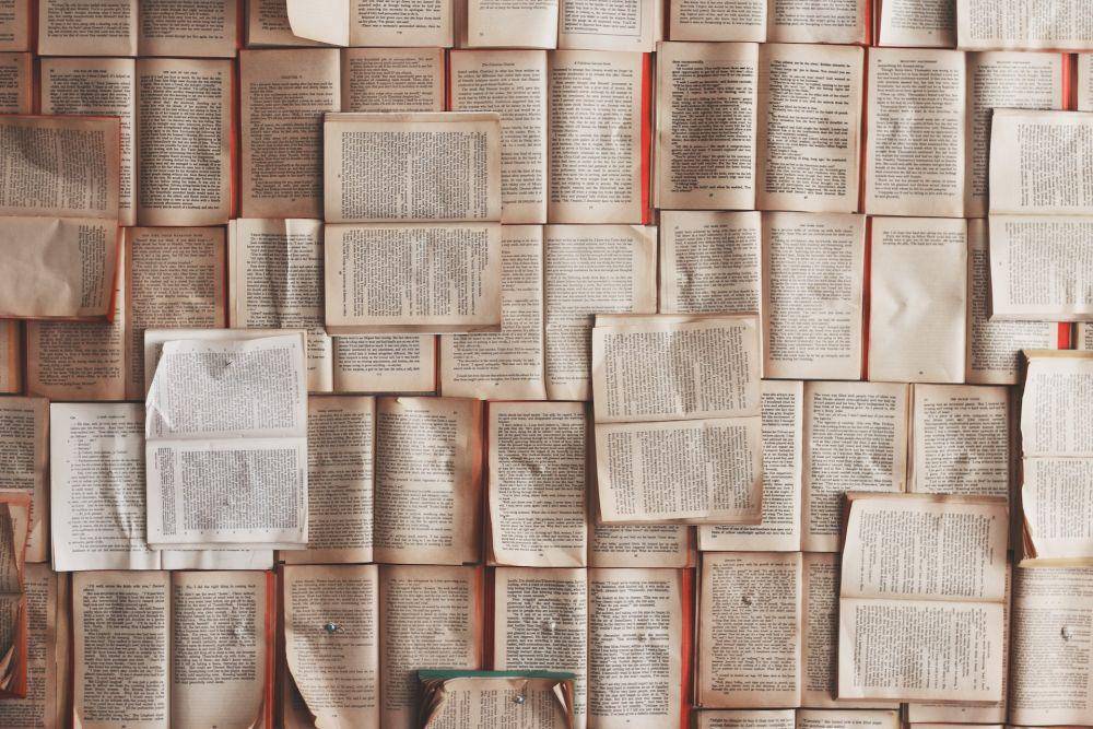 Ilustrasi buku berisi kata-kata (unsplash by Im Patrickt)