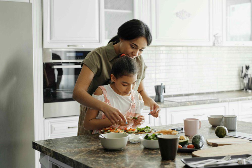 ilustrasi ibu dan anak sedang memasak bersama (pexels.com/August de Richelieu)