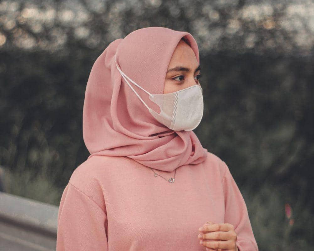 ilustrasi menggunakan masker untuk mencegah Covid-19 (pexels.com/ Naufal Fawwaz Assalam)