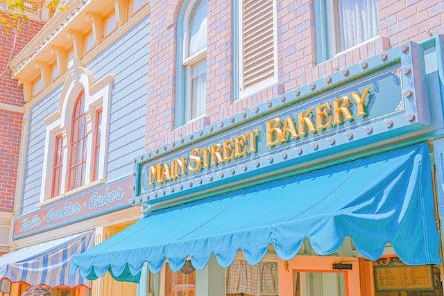 ilustrasi tempat makan di Disneyland yang termasuk di dalam voucher bersantap (unsplash.com/ Raiday Zhang)