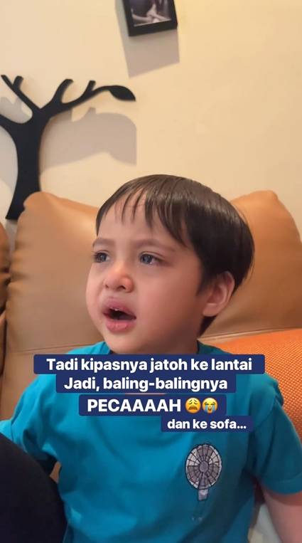 potret Arrasya menangis karena kipasnya rusak (instagram.com/tasyakamila)