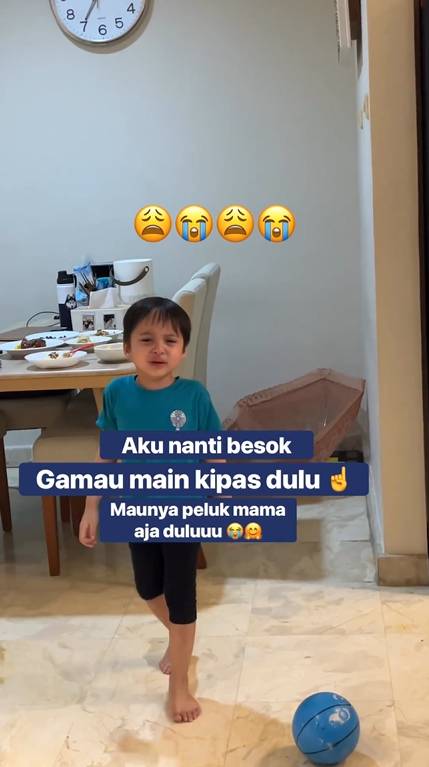 potret Arrasya menangis karena kipasnya rusak (instagram.com/tasyakamila)
