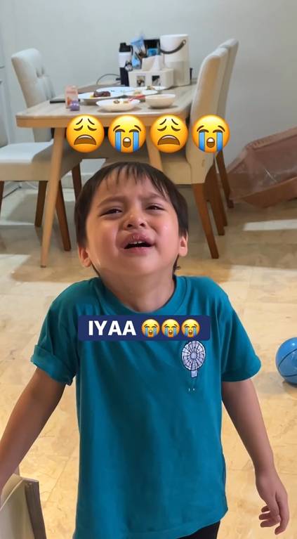 potret Arrasya menangis karena kipasnya rusak (instagram.com/tasyakamila)