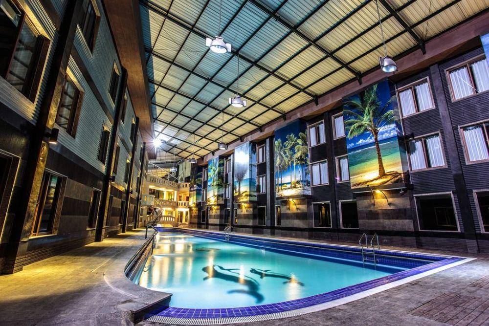 Kolam renang di Crown. (Instagram.com/crownvictoriahotel)