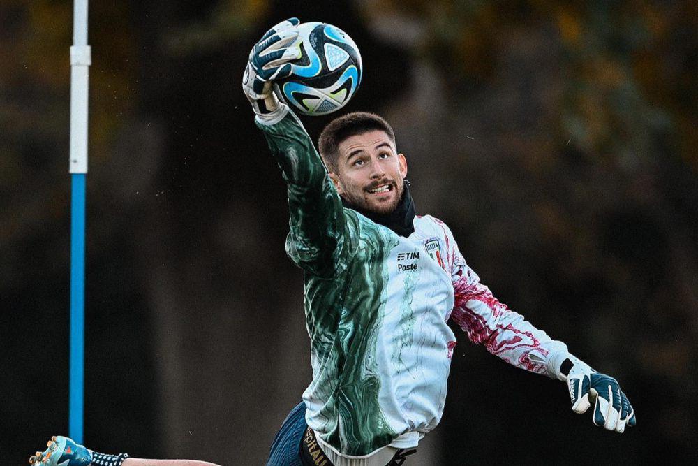 Guglielmo Vicario, kiper Tottenham Hotspurs dengan goal prevented rate tertinggi di English Premier League paruh pertama 2023/2024. (instagram.com/spursofficial)
