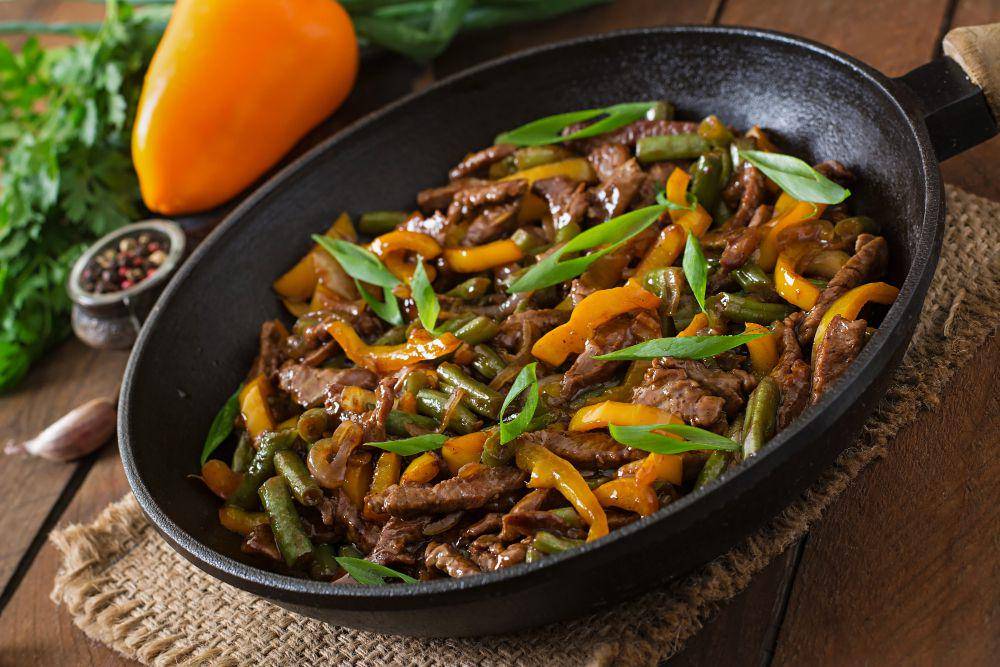 Ilustrasi beef teriyaki (freepik.com/timolina)