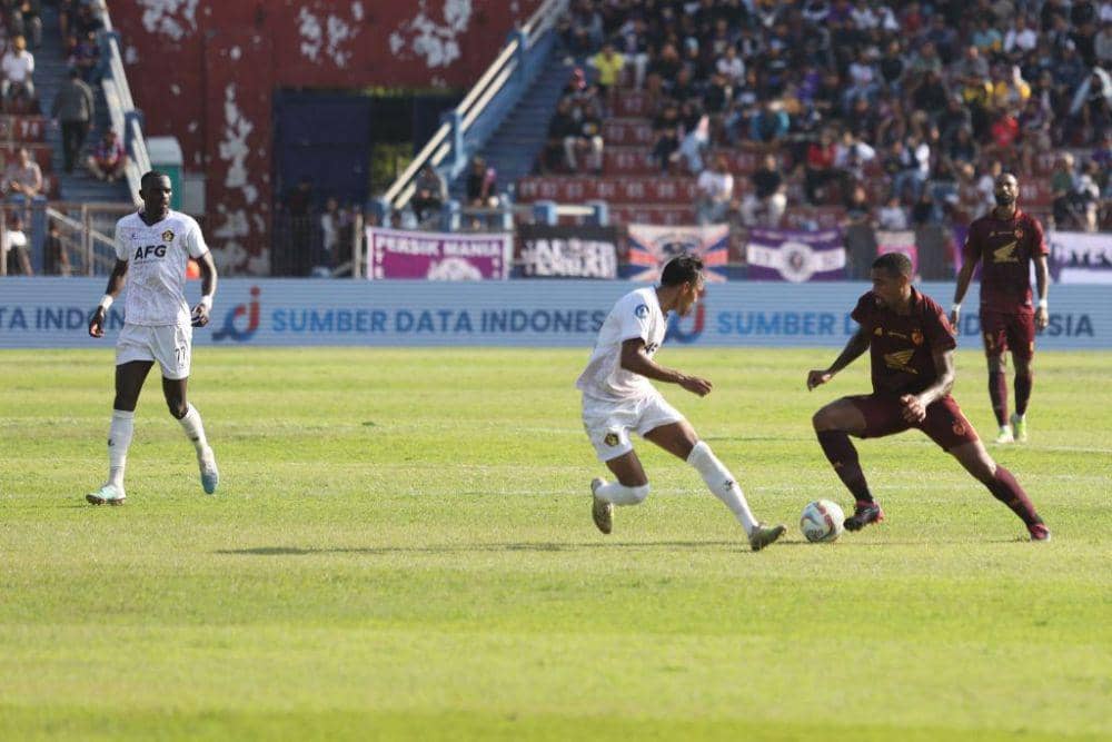 Salah satu momen pertandingan pekan ke-23 BRI Liga 1 2023-24 antara Persik Kediri versus PSM Makassar yang berlangsung di Stadion Brawijaya Kediri, Senin 18 Desember 2023. (Dok. Ofisial PSM Makassar/Agung Dewantara)