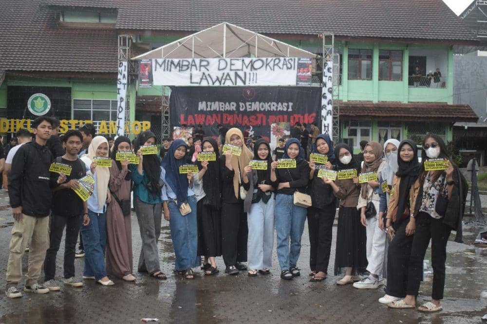 Aliansi Mahasiswa Pro Demokrasi SULSEL (AMPDS) menggelar Mimbar Demokrasi di Lapangan STIE AMKOP, Minggu (17/12/2023). (Dok. Istimewa)