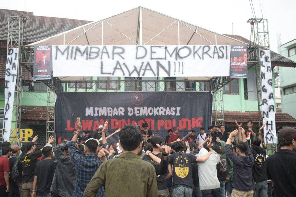 Aliansi Mahasiswa Pro Demokrasi SULSEL (AMPDS) menggelar Mimbar Demokrasi di Lapangan STIE AMKOP, Minggu (17/12/2023). (Dok. Istimewa)
