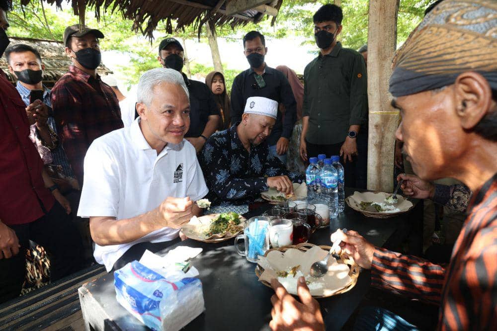 Capres nomor urut 03, Ganjar Pranowo (kiri) saat safari di Wonosobo. (Dok. Tim Ganjar Pranowo)