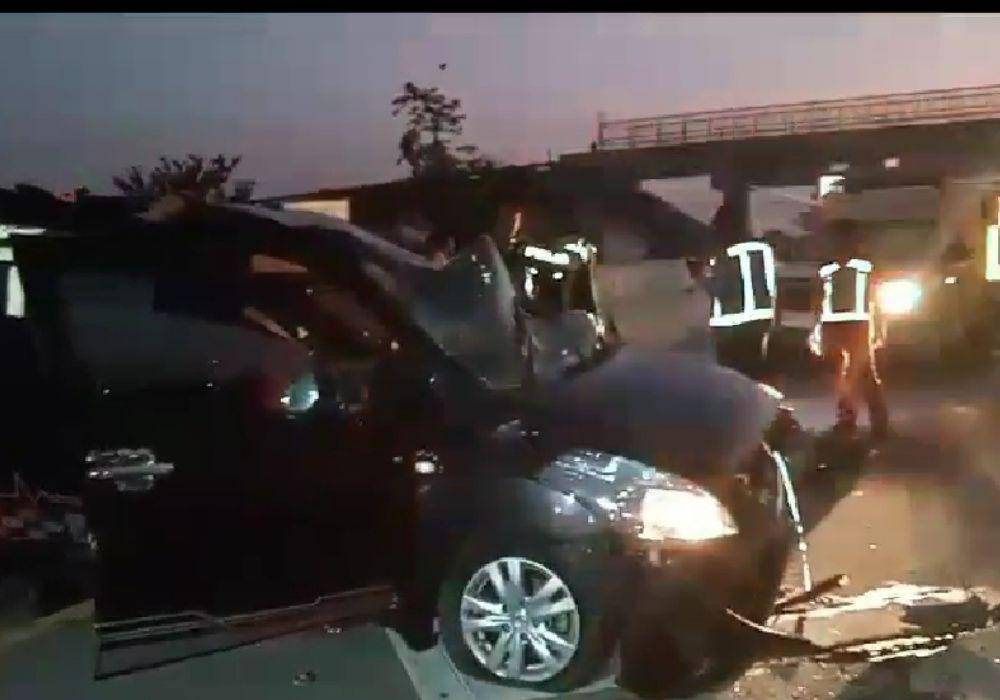 Mobil Ertiga rusak parah usai menabrak truk di Tol Ngawi, Senin (18/12/2023). Dok. Istimewa.