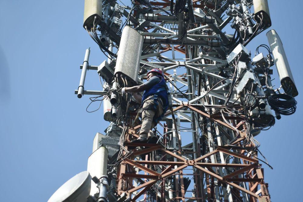 Teknisi melakukan pengecekan jaringan pada perangkat Base Transceiver Station (BTS) milik XL Axiata beberapa waktu lalu. (Dok. XL Axiata).