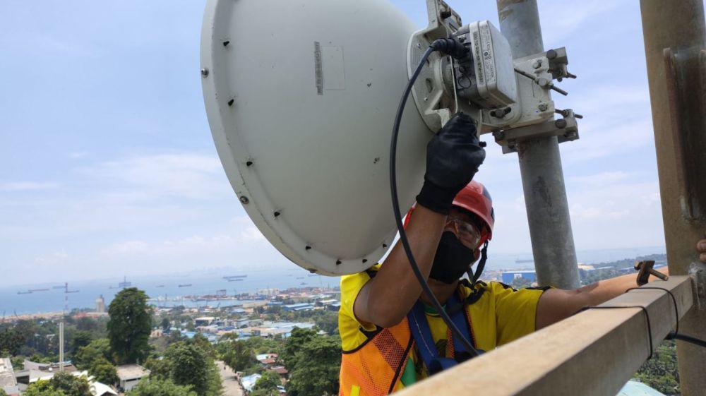 Teknisi melakukan pengecekan jaringan pada perangkat Base Transceiver Station (BTS) milik XL Axiata beberapa waktu lalu. (Dok. XL Axiata).