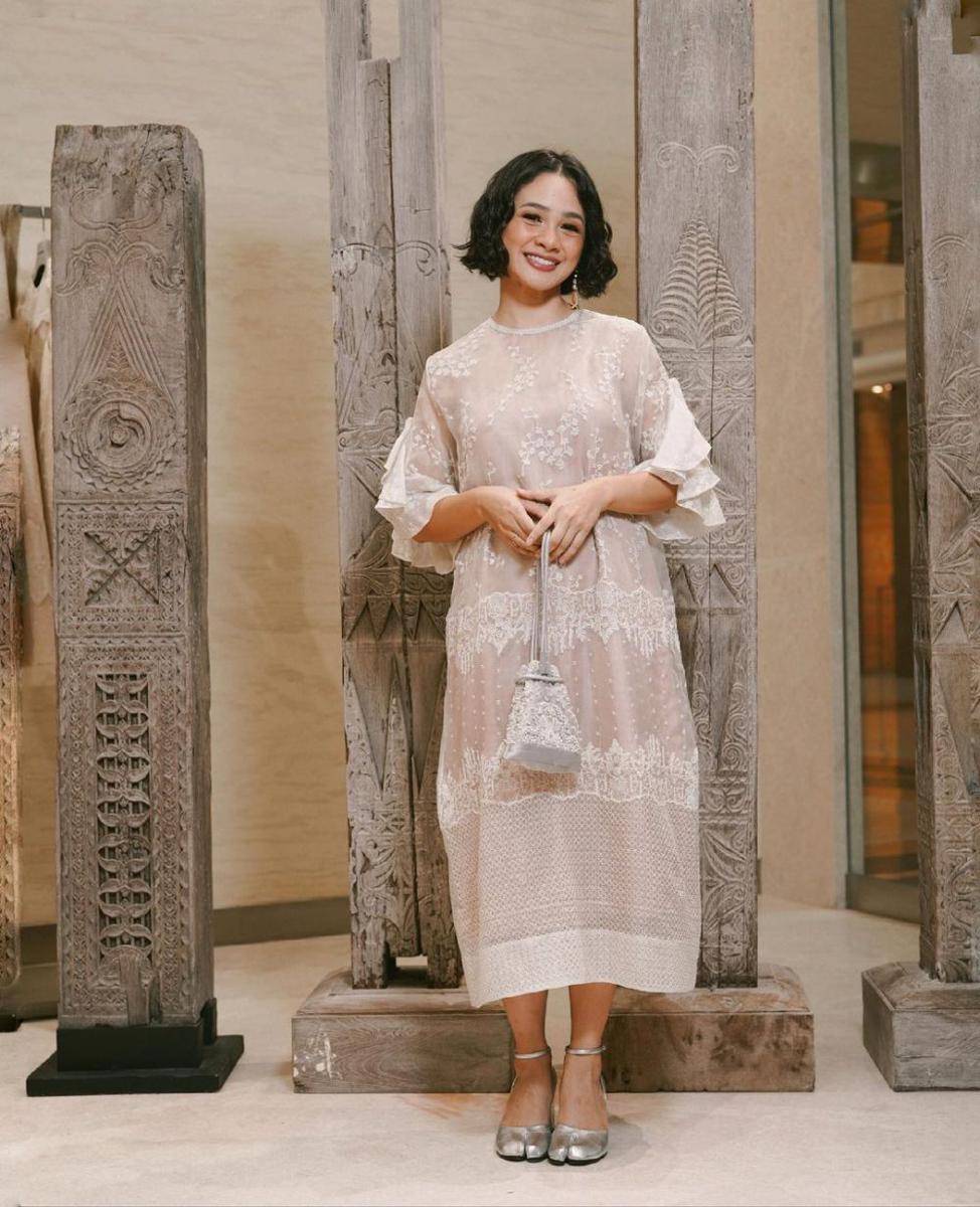 OOTD warna putih ala Andien Aisyah (instagram.com/andienaisyah)