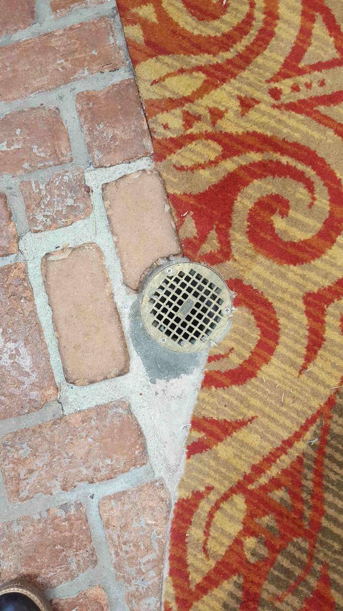 potret hal nyeleneh di lobi hotel (reddit.com/user/danielsexbang)