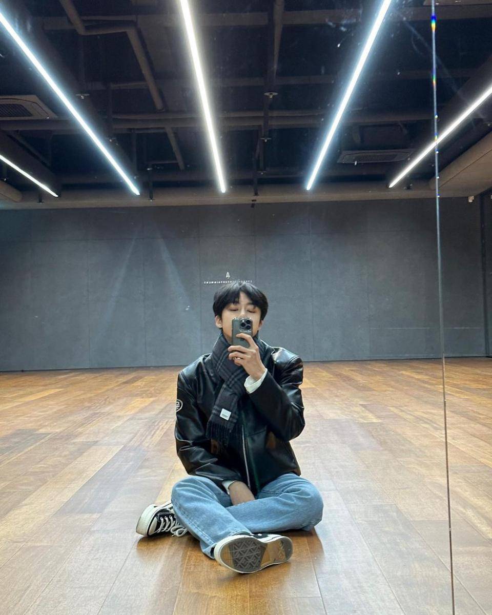 outfit nuansa hitam ala Hyungwon MONSTA X (instagram.com/coenffl)