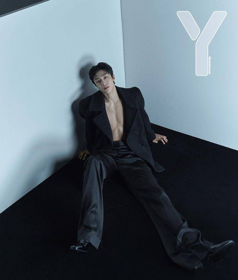 outfit nuansa hitam ala Hyungwon MONSTA X (instagram.com/coenffl)