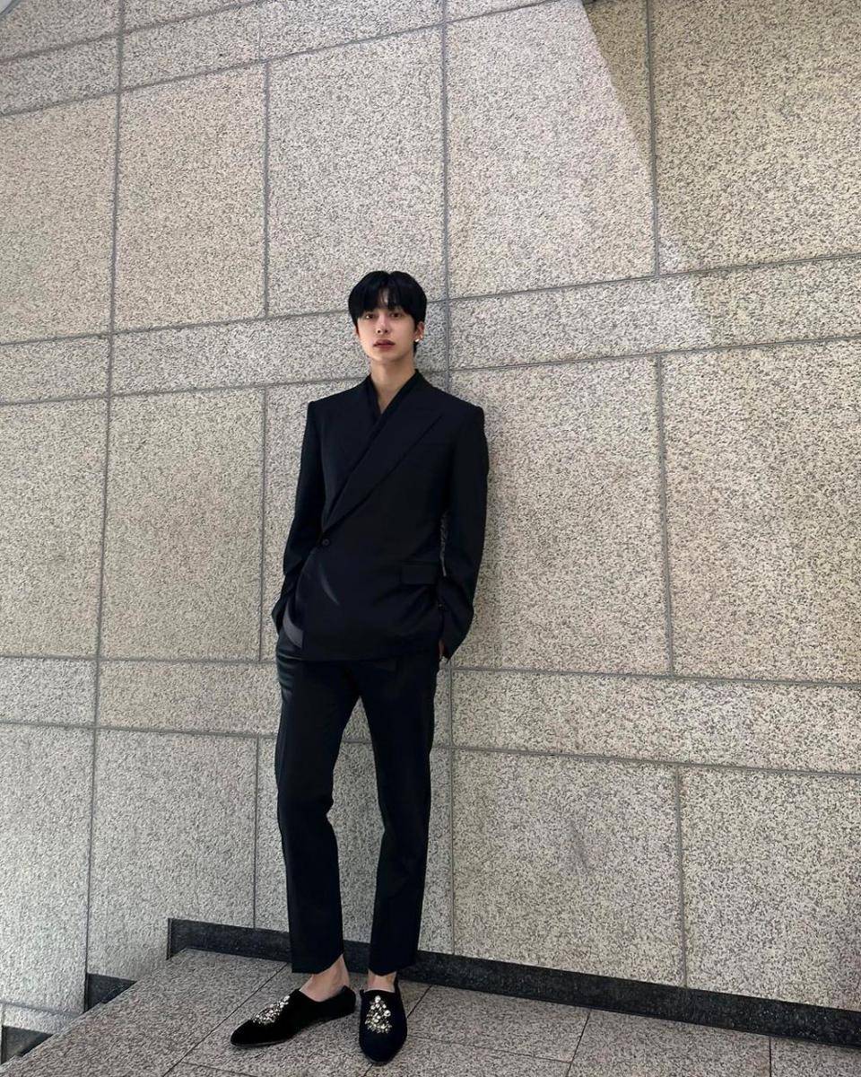 outfit nuansa hitam ala Hyungwon MONSTA X (instagram.com/coenffl)