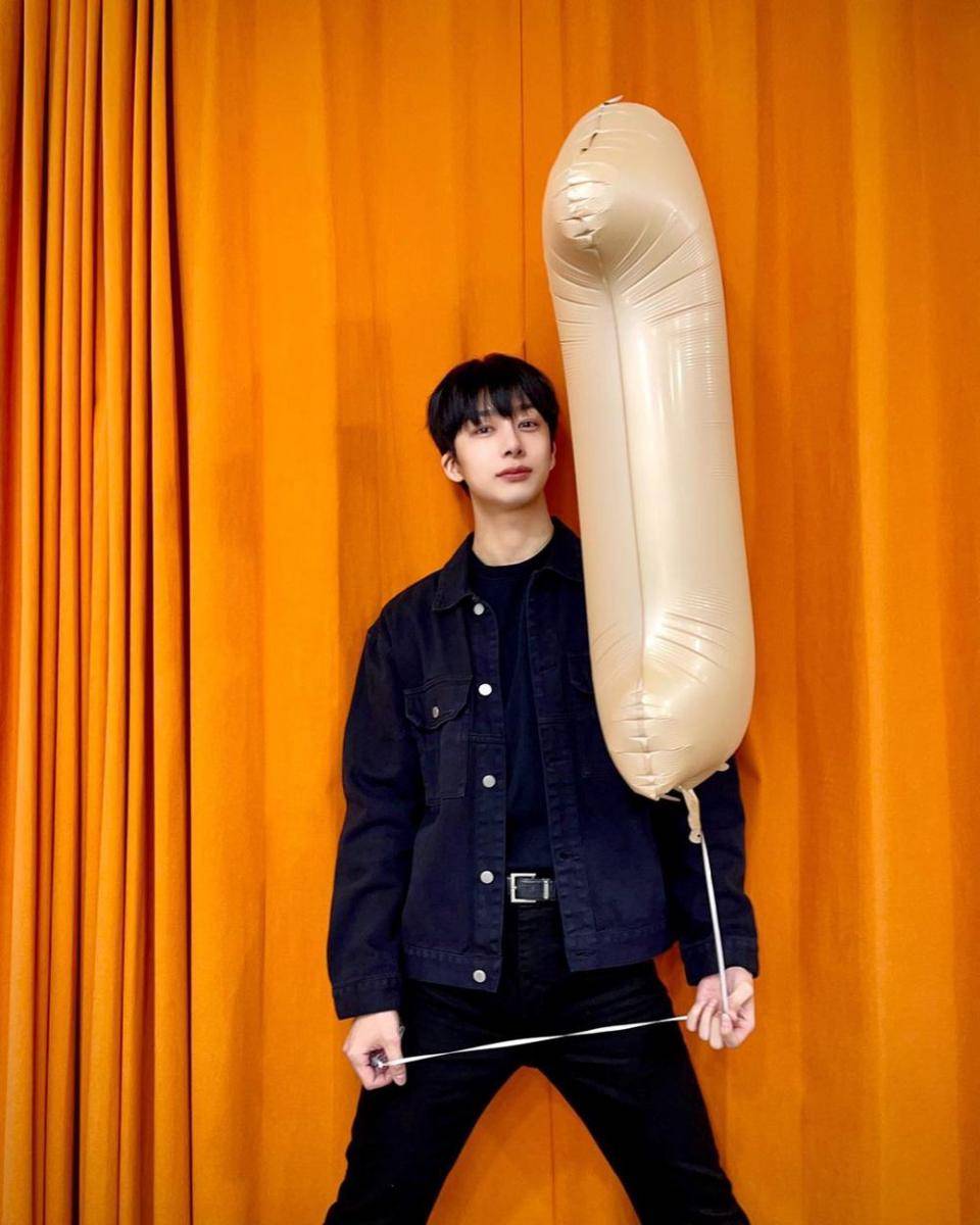 outfit nuansa hitam ala Hyungwon MONSTA X (instagram.com/coenffl)