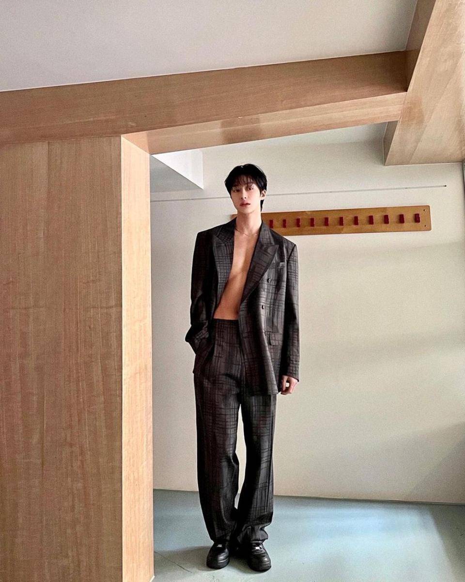 outfit nuansa hitam ala Hyungwon MONSTA X (instagram.com/coenffl)