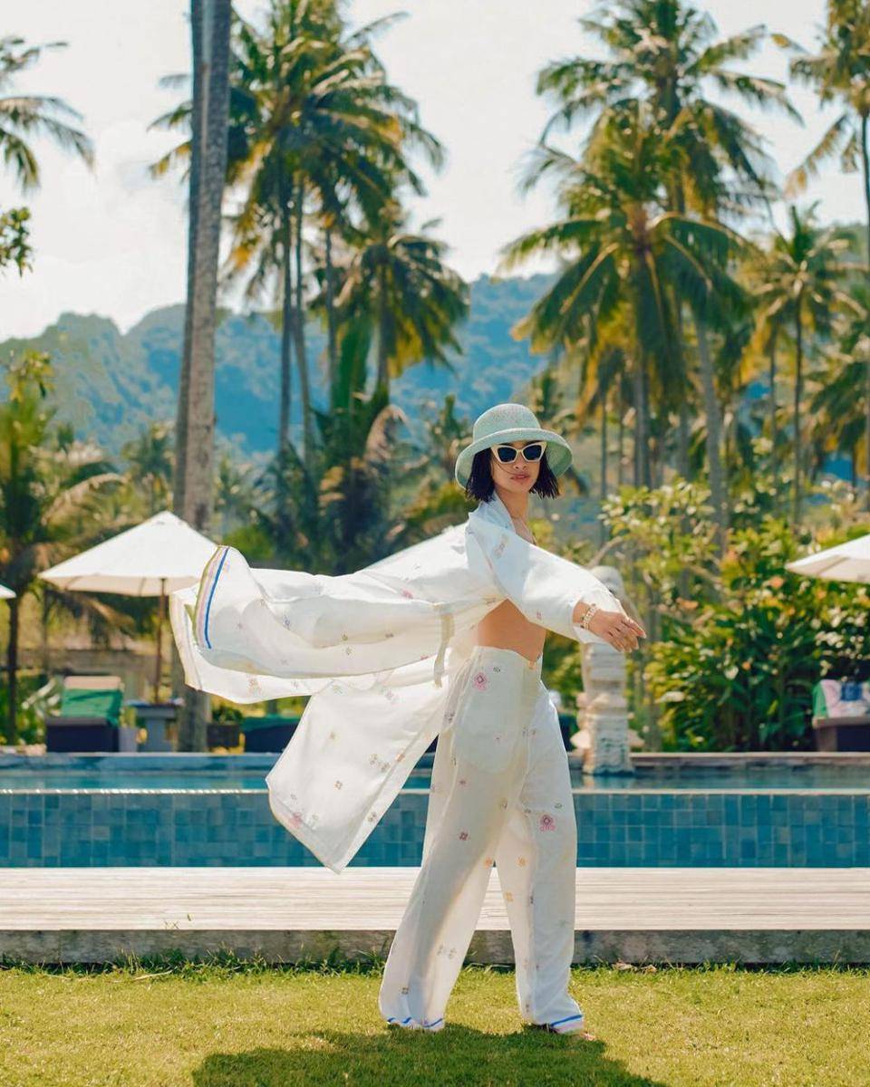 OOTD warna putih ala Andien Aisyah (instagram.com/andienaisyah)