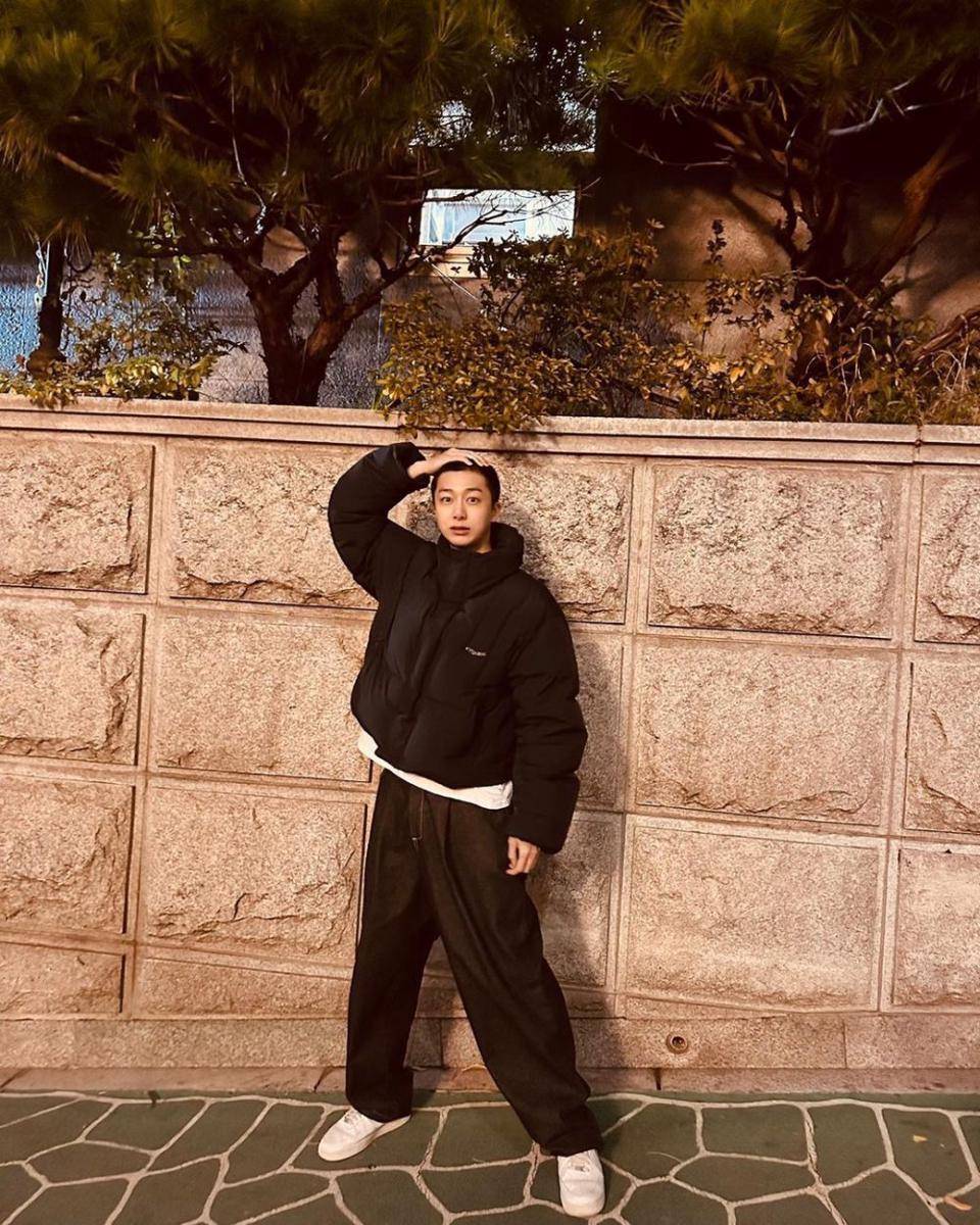 outfit nuansa hitam ala Hyungwon MONSTA X (instagram.com/coenffl)